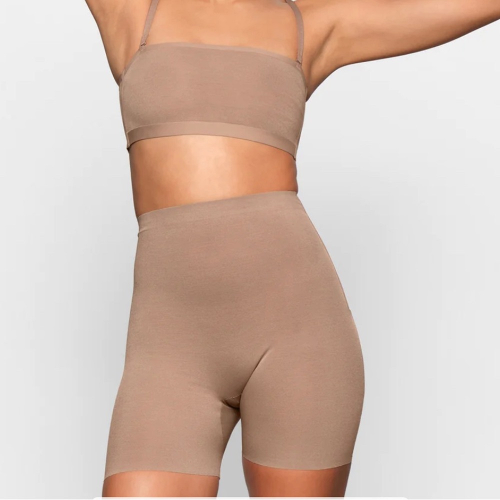 -Skims Sheer Sculpt Low Back Shorts